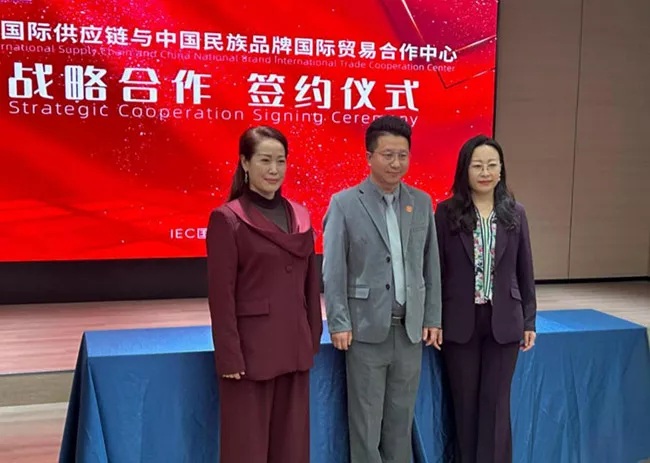 三人合影图650.jpg